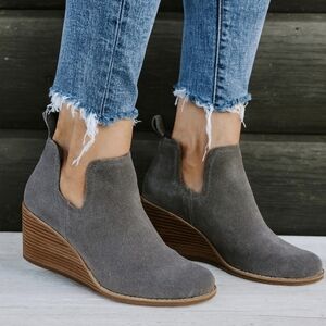 Toms Kallie Gray Suede, Boho-chic Cut-out, Stacked Wedge Comfort Bootie WMS 9W